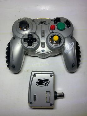 MANETTE NINTENDO GAMECUBE NGC GAMESTOP WIRELESS WITH DONGLE MADCATZ 5686 2.4GHZ CLEAR CONTROLLER - jeux video game-x